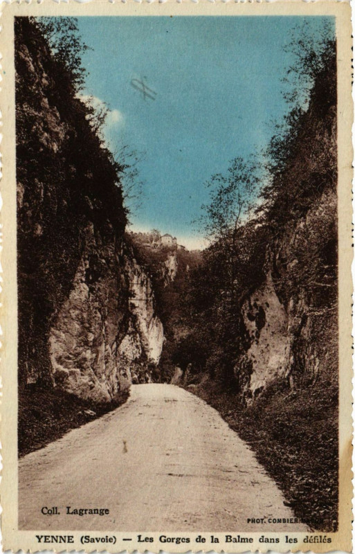 Carte postale ancienne Yenne - Les Gorges de la Balme dans les défilés à Yenne