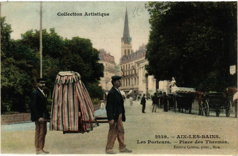 Carte postale ancienne Aix-les-Bains - Les Porteurs - Place des Thermes à Aix-les-Bains