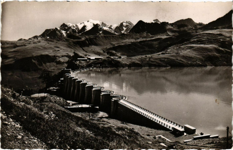 Carte postale ancienne Hauteluce 1150 m - Le barrage de la Girotte (1750 m) et à Hauteluce