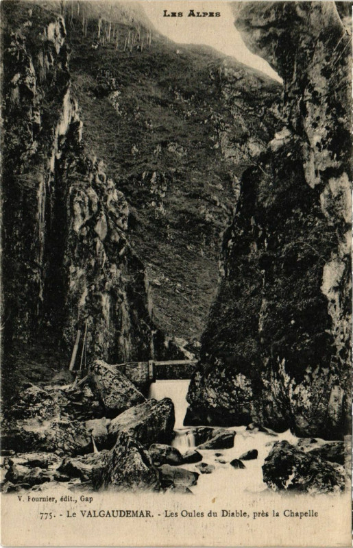 Carte postale ancienne Les Alpes Valgaudemar Les Oules de Diable pres la Chapelle à La Chapelle
