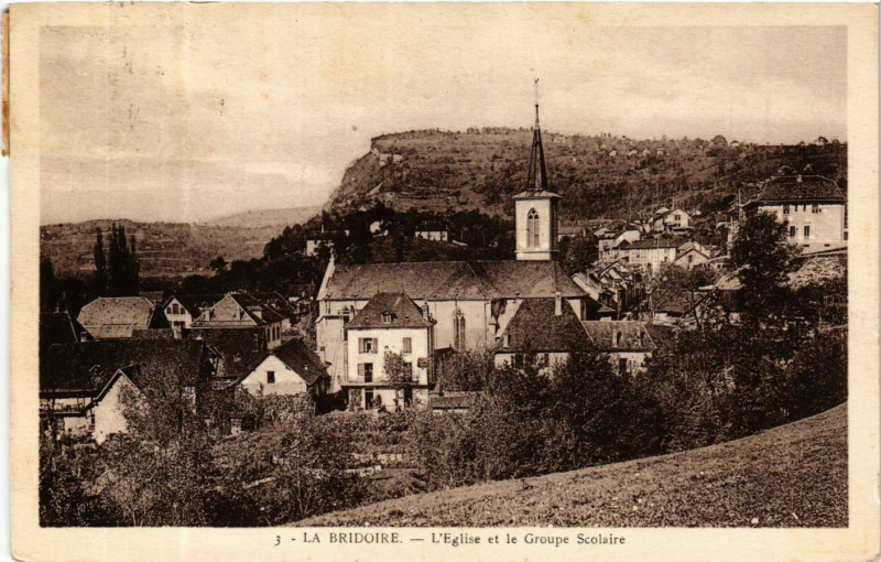 Carte postale ancienne La Bridoire - L'Eglise et le Groupe Scolaire à La Bridoire