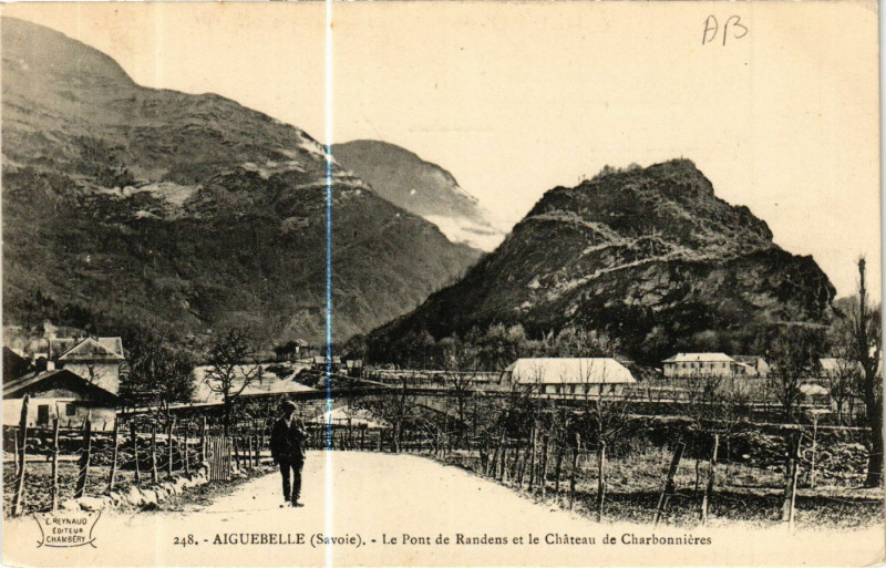 Carte postale ancienne Aiguebelle - Le Pont de Randens et le Chateau de ..