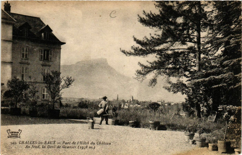 Carte postale ancienne Challes-les-Eaux Parc de Hotel du Chateau.Au fond la Dent de.. à Challes-les-Eaux