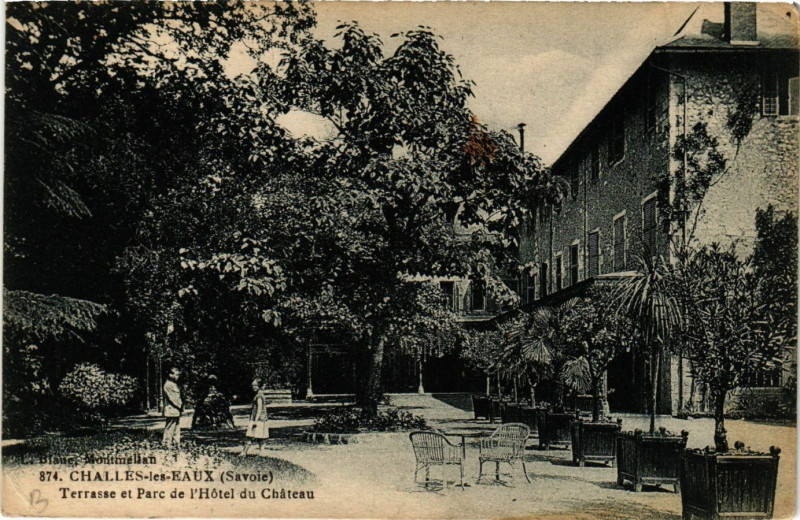 Carte postale ancienne Challes-les-Eaux -Terrasse et Parc de l'Hotel du Chateau à Challes-les-Eaux