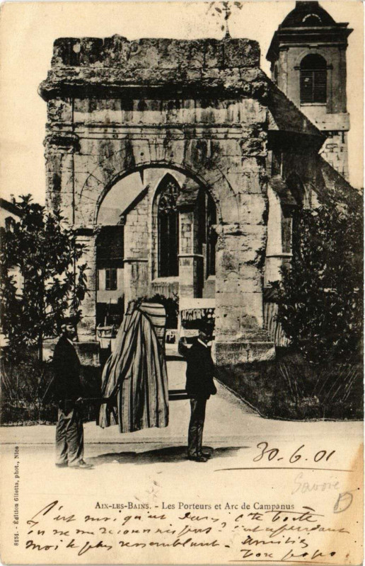 Carte postale ancienne Aix-les-Bains - Les Porteurs et Arc de Campanus à Aix-les-Bains