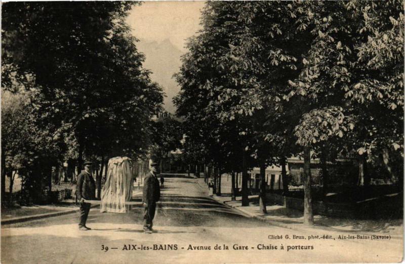 Carte postale ancienne Aix-les-Bains - Avenue de la Gare - Chaise a porteurs à Aix-les-Bains
