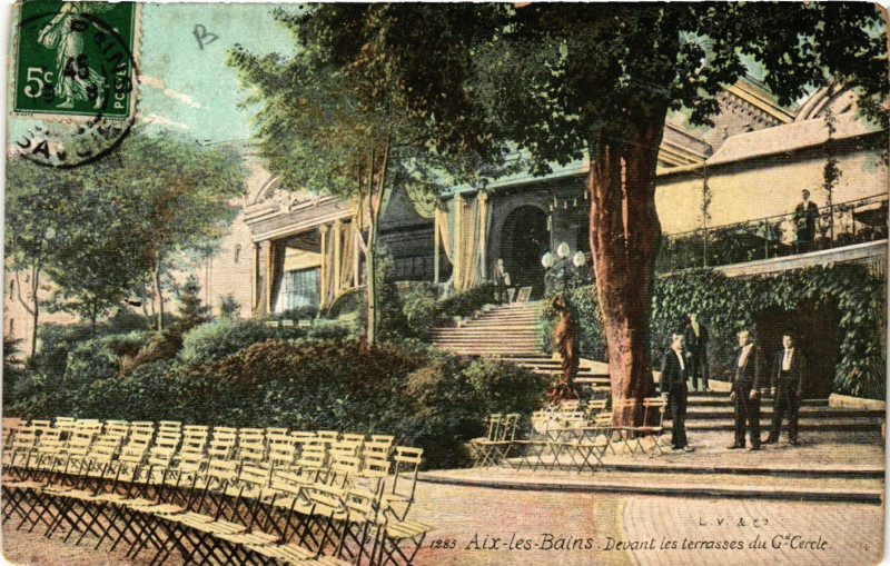 Carte postale ancienne Aix-les-Bains Devant les terrasses du Gd Cercle à Aix-les-Bains