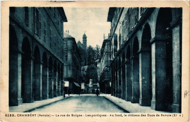 Carte postale ancienne Chambery - La rue de Boigne - Les portiques-Au fond chateau à Chambéry