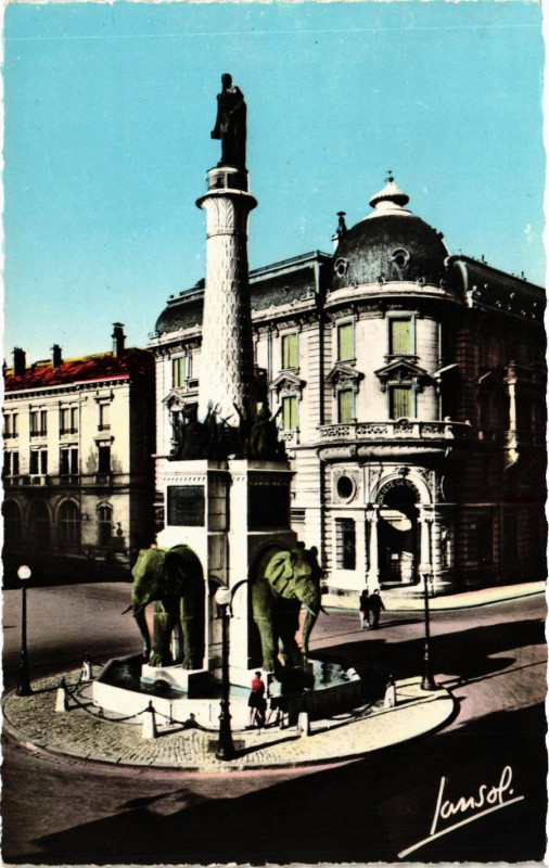 Carte postale ancienne Chambery - La Fontaine des Eléphants et le statue du .. à Chambéry