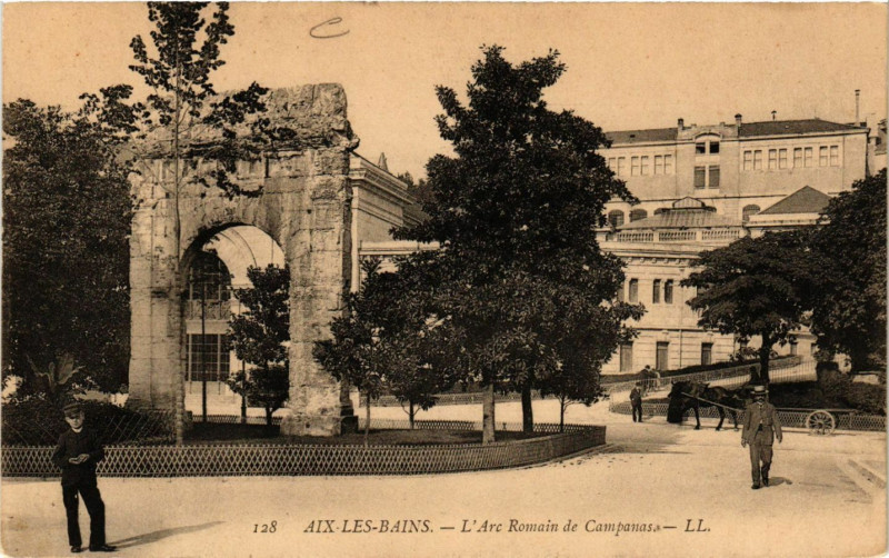 Carte postale ancienne Aix-les-Bains - L'Arc Romain de Campanas à Aix-les-Bains