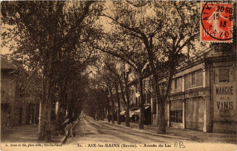 Carte postale ancienne Aix-les-Bains - Avenue du Lac à Aix-les-Bains