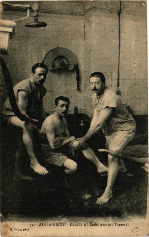 Carte postale ancienne Aix-les-Bains - Douche a l'Etabl. Thermal à Aix-les-Bains