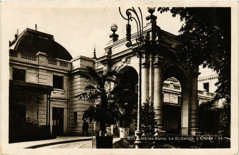 Carte postale ancienne Aix-les-Bains - Le Gd Cercle - L'Entrée à Aix-les-Bains