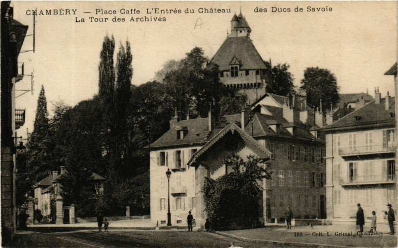 Carte postale ancienne Chambery - Place Caffe .L'Entrée du Chateau des Ducs e Savoie à Chambéry