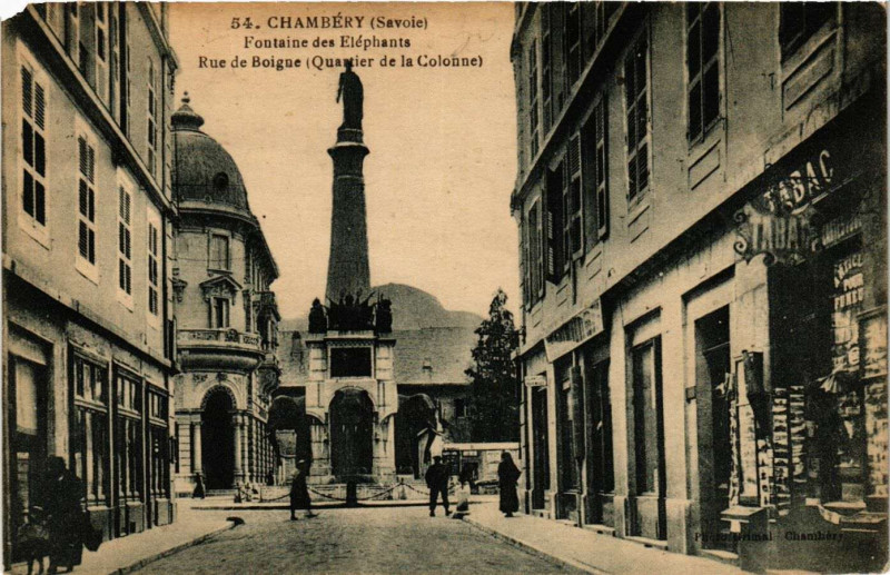 Carte postale ancienne Chambery - Fontaine des Eléphants - Rue de Boigne (Quartier à Chambéry