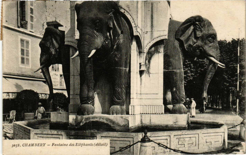 Carte postale ancienne Chambery - Fontaine des Eléphants (détail) à Chambéry