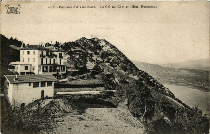 Carte postale ancienne Env. d'Aix-les-Bains - Le Col du Chat et l'Hotel-Restaurant à Aix-les-Bains