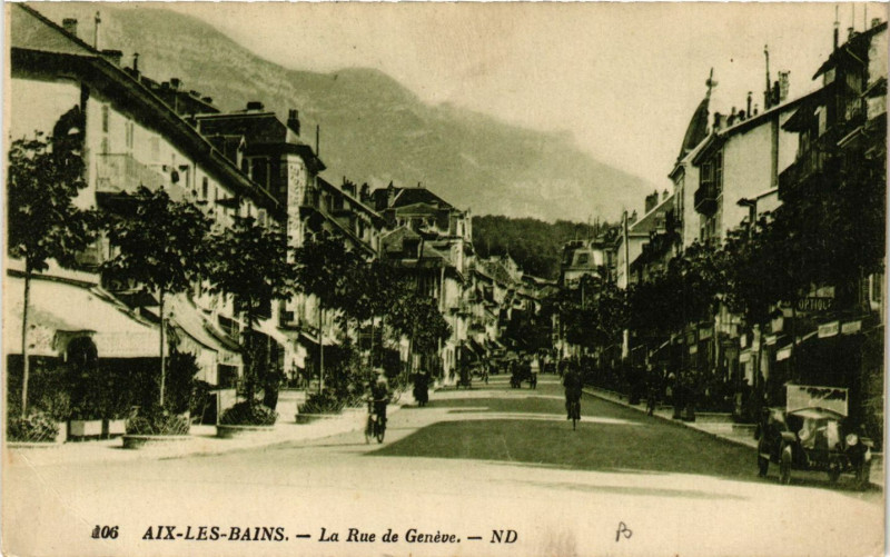Carte postale ancienne Aix-les-Bains - La Rue de Genéve à Aix-les-Bains