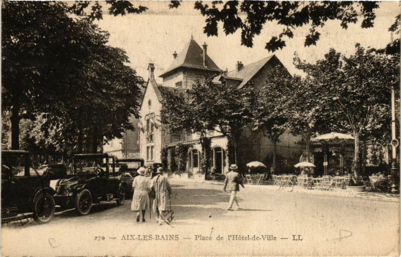 Carte postale ancienne Aix-les-Bains - Place de l'Hotel-de-Ville à Aix-les-Bains