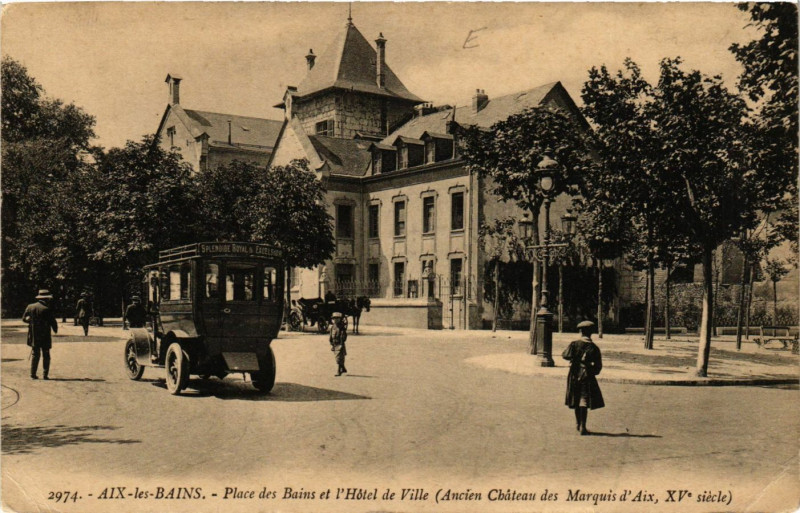 Carte postale ancienne Aix-les-Bains Place des Bains et l'Hotel de Ville (Ancien Chateau à Aix-les-Bains