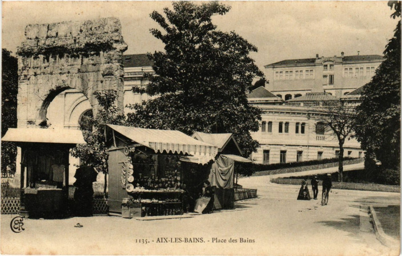 Carte postale ancienne Aix-les-Bains - Place des Bains à Aix-les-Bains