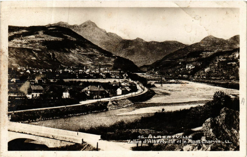 Carte postale ancienne Albertville - Vallée d'Albertville et le Mont Charvin à Albertville
