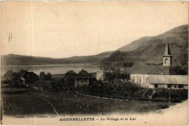 Carte postale ancienne AIGUEBELLEtte - Le Village et le Lac