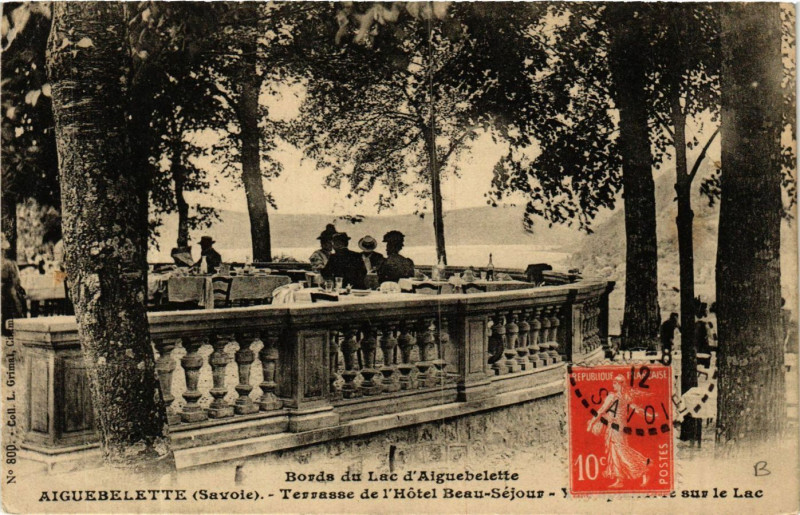Carte postale ancienne Bords du Lac d'Aiguebelette - Aiguebelette -Terrasse ..