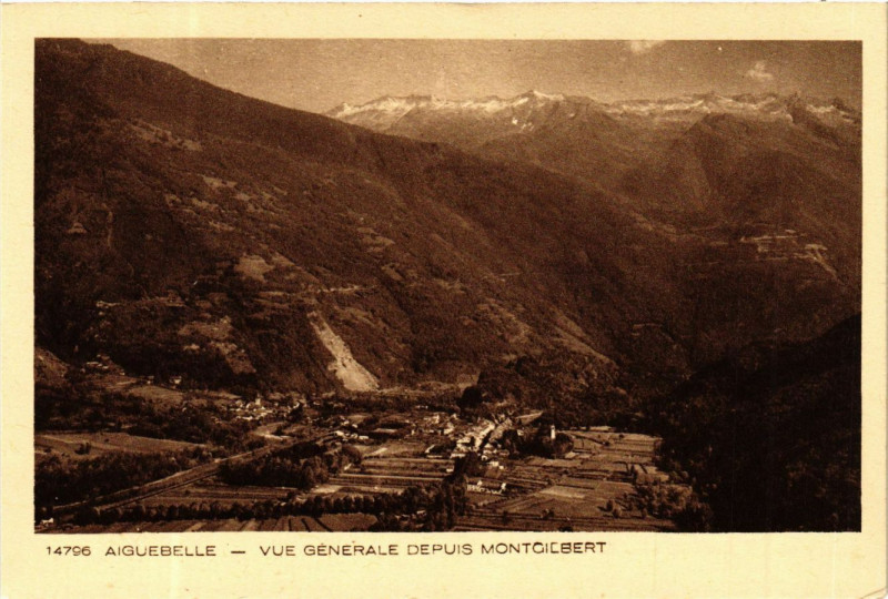 Carte postale ancienne Aiguebelle - Vue générale Depuis Montgilbert à Montgilbert