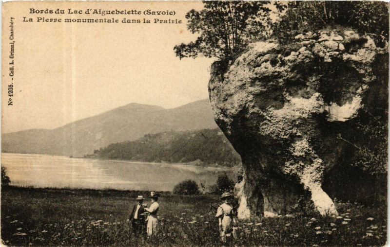 Carte postale ancienne Bords du Lac d'Aiguebelette - La Pierre monumentale dans