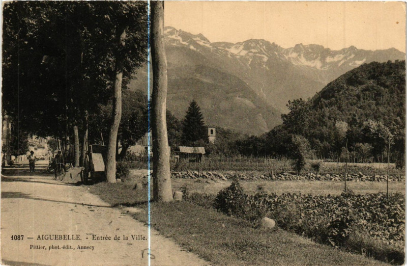 Carte postale ancienne Aiguebelle - Entrée de la Ville