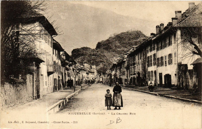 Carte postale ancienne Aiguebelle - La Grande Rue