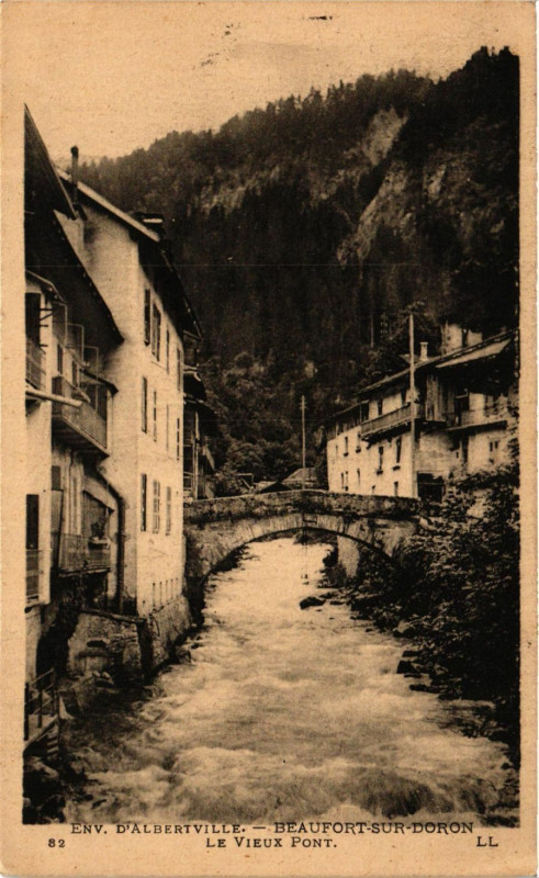 Carte postale ancienne Env. d'Albertville - Beaufort-sur.Doron - Le Vieux Pont à Beaufort