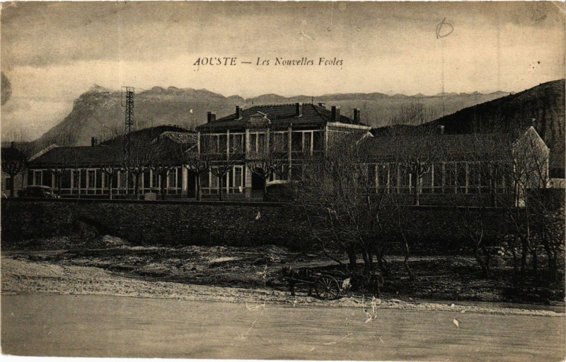Carte postale ancienne Aouste - Les Nouvelles Ecoles