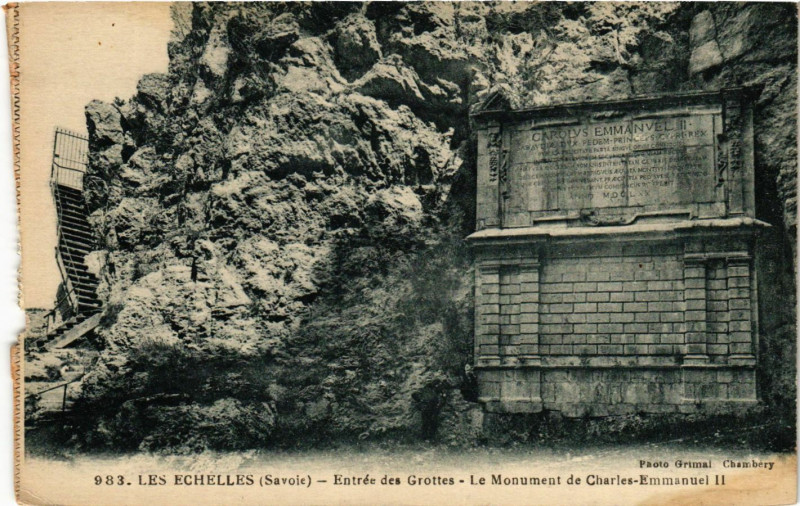 Carte postale ancienne Les Echelles - Entrée des Grottes - Le Monument de Charles- aux Échelles