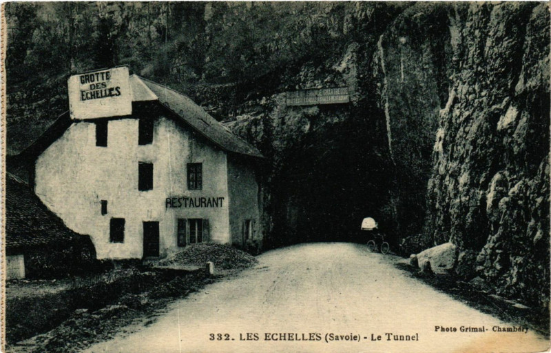 Carte postale ancienne Les Echelles - Le Tunnel aux Échelles