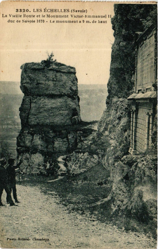 Carte postale ancienne Les Echelles - La Vieille Route et le Monumnet Victor-.. aux Échelles