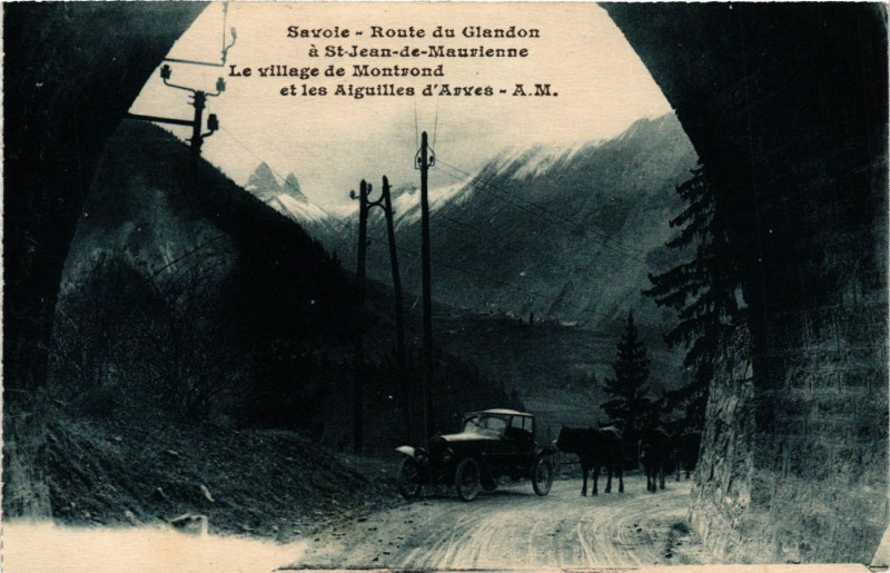 Carte postale ancienne Route du Glandon a Saint-Jean-de-Maurienne - Le village de.. à Saint-Jean-de-Maurienne