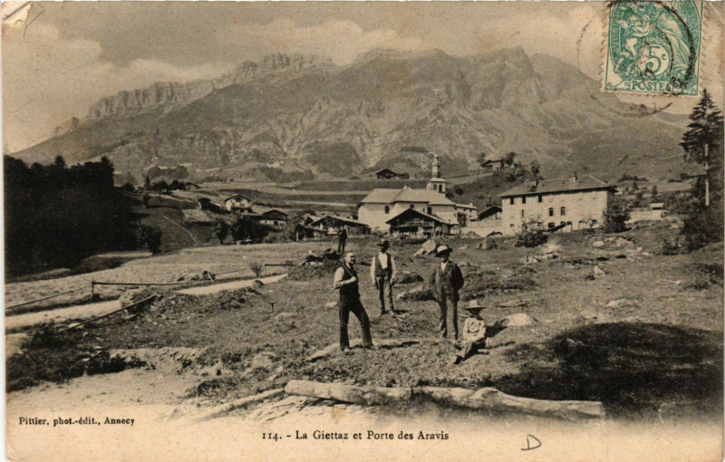 Carte postale ancienne La Giettaz et Porte des Aravis à La Giettaz