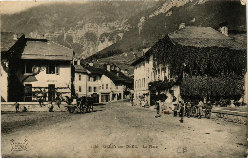 Carte postale ancienne Gresy-sur-Isere - La Place à Grésy-sur-Isère