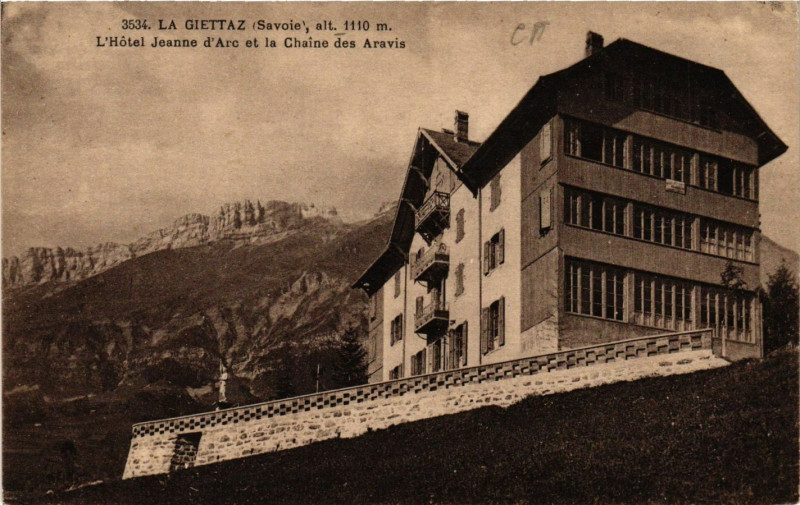 Carte postale ancienne La Giettaz alt 1110 m - L'Hotel Jeanne d'Arc et la Chaine à La Giettaz