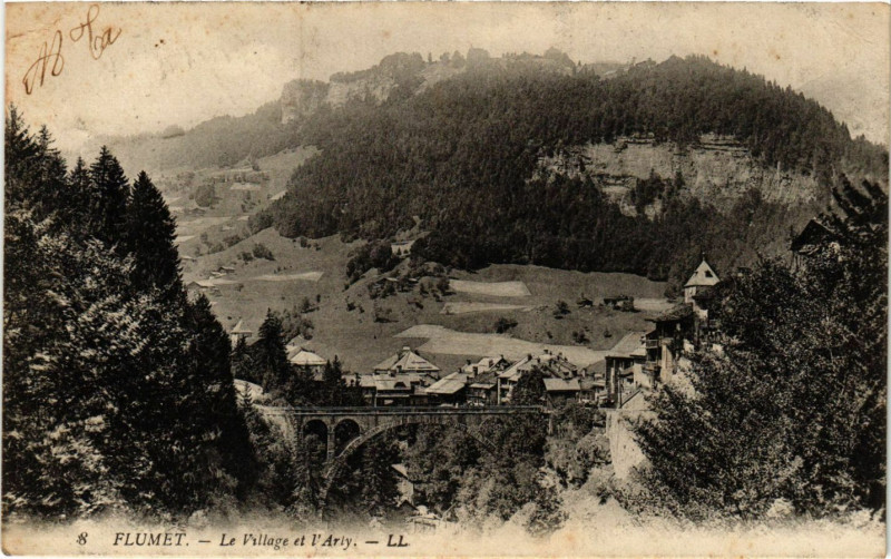Carte postale ancienne Flumet - Le Village et l'Arly à Flumet