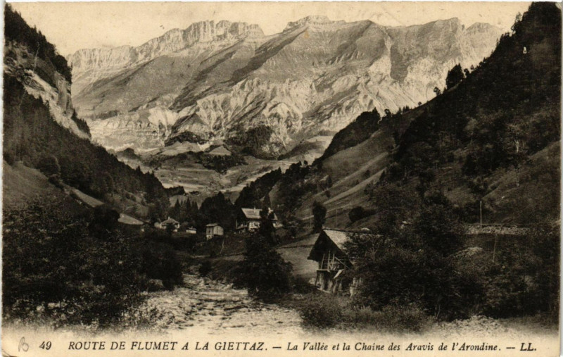 Carte postale ancienne Route de Flumet a la Giettaz - La Vallée et la Chaine des Aravis à Flumet