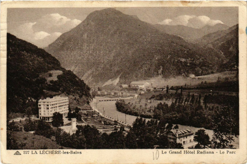Carte postale ancienne La Lechere-les-Bains - Le Grand Hotel Radiana - Le Parc à La Léchère
