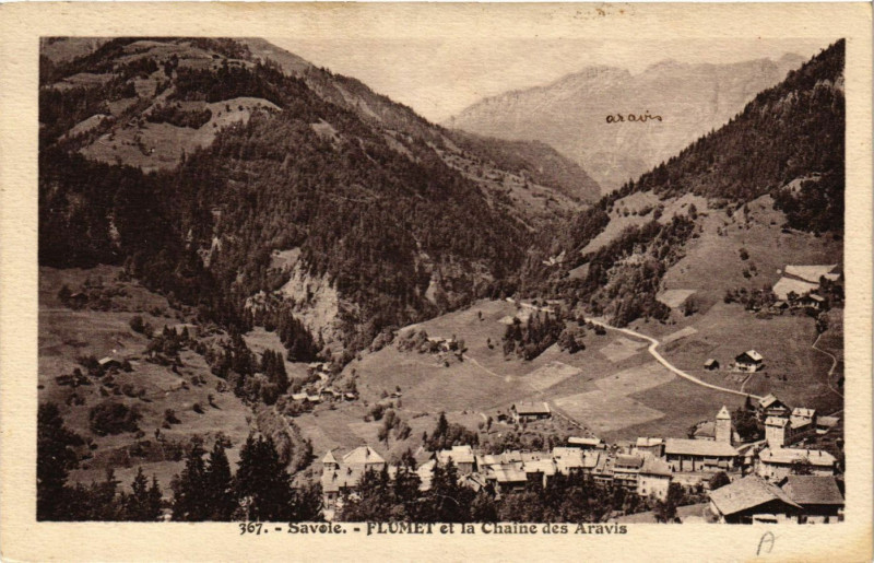 Carte postale ancienne Flumet et la Chaine des Aravis à Flumet