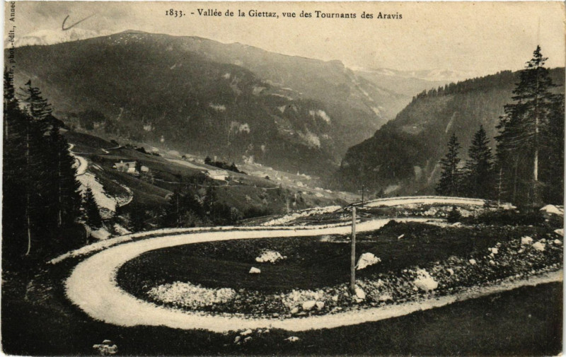 Carte postale ancienne Vallée de la Giettaz vue des Tournants des Aravis à La Giettaz
