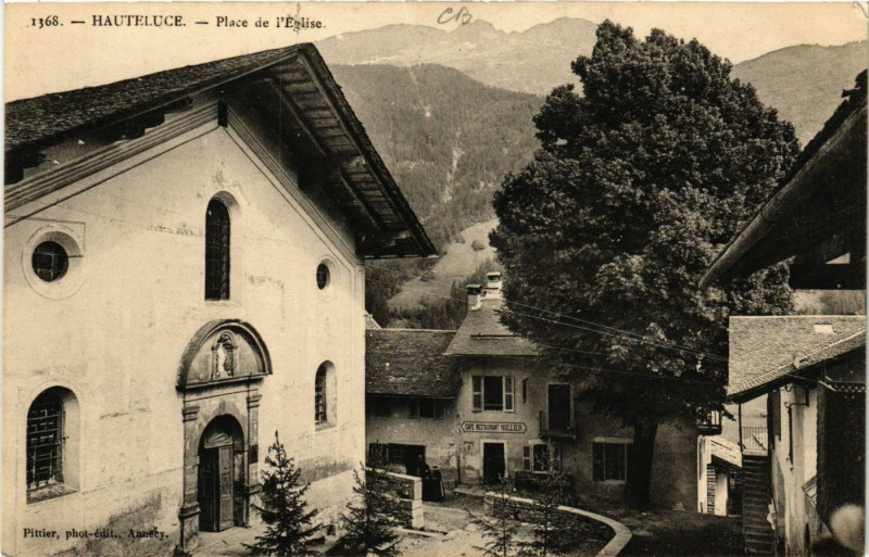 Carte postale ancienne Hauteluce - Place de l'Eglise à Hauteluce