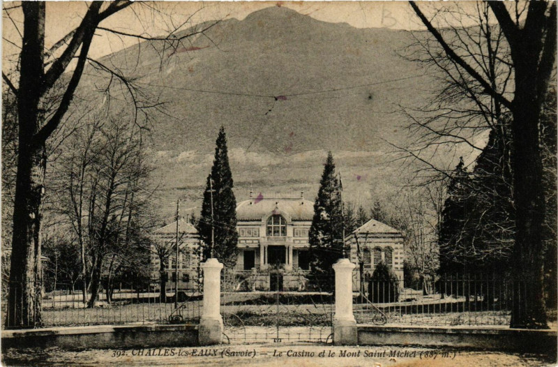 Carte postale ancienne Challes-les-Eaux - Le Casino et le Mont Saint-Michel (887m à Challes-les-Eaux
