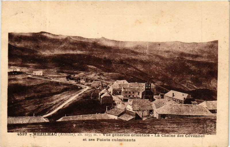 Carte postale ancienne Mezilhac. Vue générale orientale. La Chaine des Cevennes
