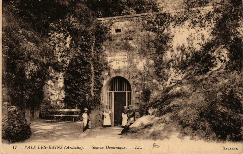 Carte postale ancienne Vals-les-Bains Source Dominique à Vals-les-Bains